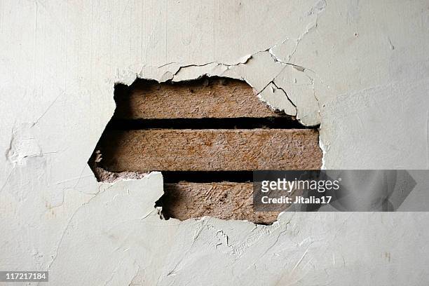 hole in plaster wall - exposed wood paneling - demolishing 個照片及圖片檔