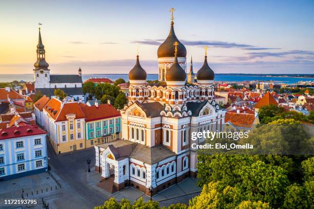 alexander-newski-kathedrale und marienkathedrale bei sonnenuntergang in tallinn, estland - tallinn stock-fotos und bilder
