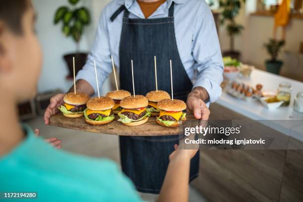 i will serve that burgers on table - little burger stock pictures, royalty-free photos & images