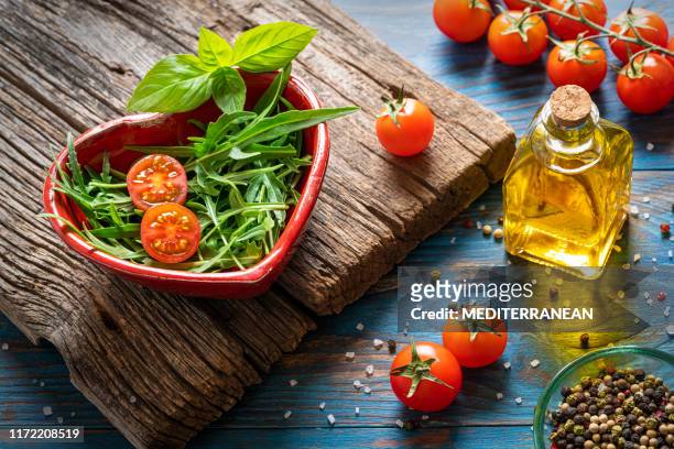 ensalada de rúcula corazón en forma de tomate cherry - southern europe fotografías e imágenes de stock