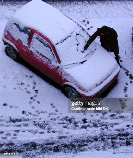 Winter Schnee Frau Auto Herz in Tempelhof Mariendorf Blick aus dem Fenster