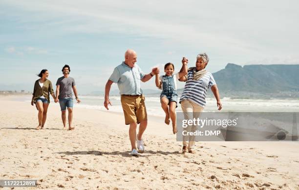 kleinkinderen houdt het hart jong - beach family stockfoto's en -beelden