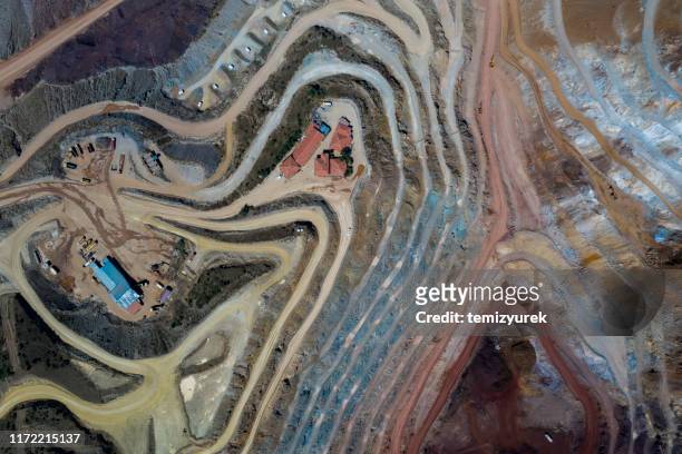 aerial wiev of open-pit iron mine - exploração mineira imagens e fotografias de stock