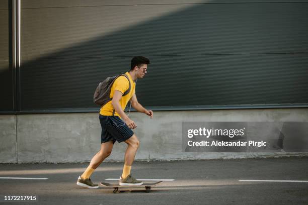 kille ridning skateboard - suave bildbanksfoton och bilder