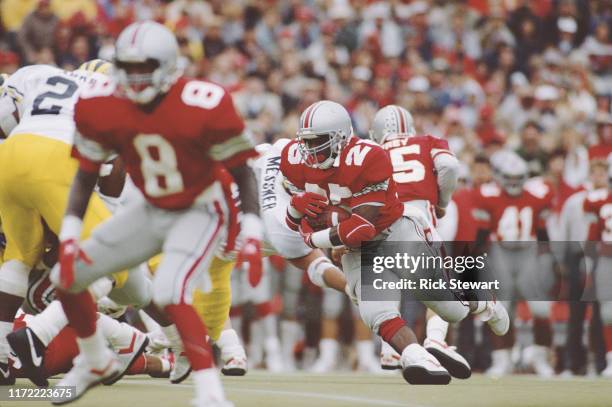 Carlos Snow, Running Back for the Ohio State Buckeyes runs the ball during the NCAA Big Ten Conference college football game against the University...