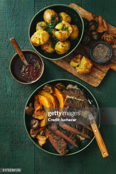 filete con champiñones silvestres, quinua, salsa de arándanos y verduras a la parrilla - carne de vaca fotografías e imágenes de stock