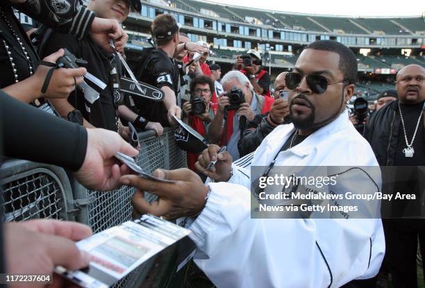 Ice Cube Rapper Hand Sign Ice Cube Raiders Photos and Premium High Res Pictures - Getty Images