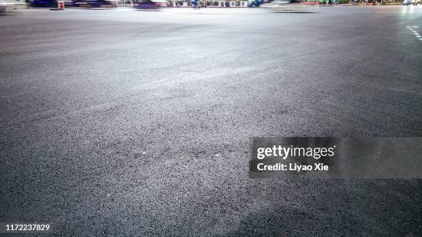 empty road at night - road texture imagens e fotografias de stock