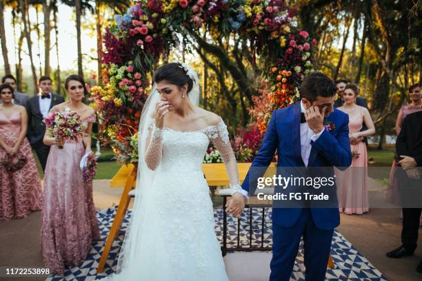 braut und bräutigam weinen im altar - hochzeitspaar stock-fotos und bilder