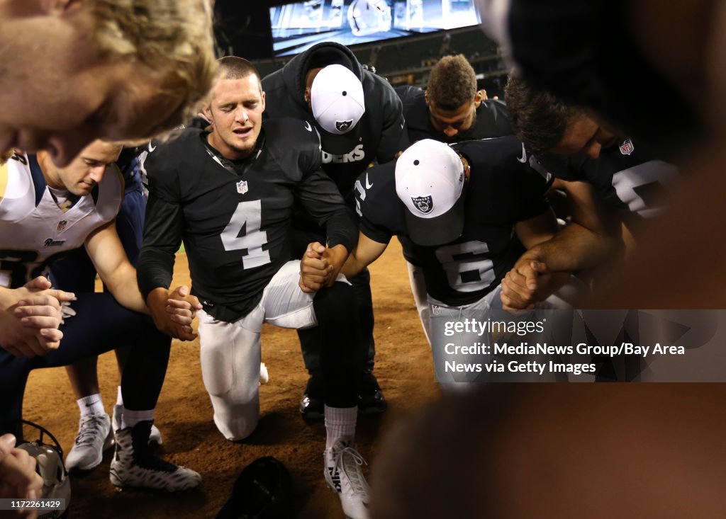 Oakland Raiders quarterback Derek Carr leads a prayer following their  News Photo - Getty Images