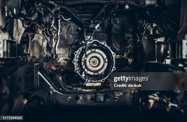 onder de motorkap van het voertuig - auto transmission stockfoto's en -beelden