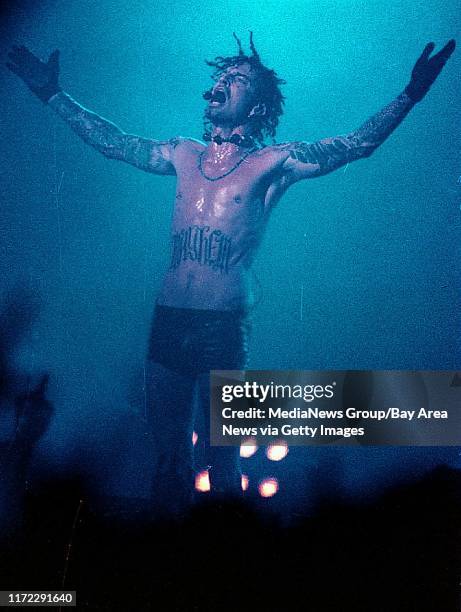 Matt sumner 12/16/98 tribune cue&#13;&#13;Crue drummer Tommy Lee shows his appreciation to the fans at the Warfield.