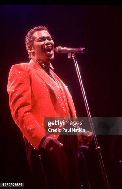 American Soul and R&B singer Luther Vandross performs onstage at the Rosemont Horizon, Rosemont, Illinois, April 1, 1986.