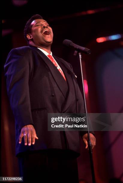 American Soul and R&B singer Luther Vandross performs on an episode of the Oprah Winfrey Show, Chicago, Illinois, June 28, 1991.