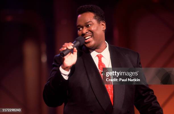 American Soul and R&B singer Luther Vandross performs on an episode of the Oprah Winfrey Show, Chicago, Illinois, June 28, 1991.