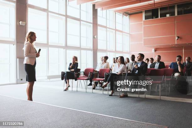 businesswoman-vorträge auf einer geschäftskonferenz - conference stage stock-fotos und bilder