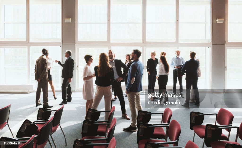 Groep zakenmensen in het congrescentrum