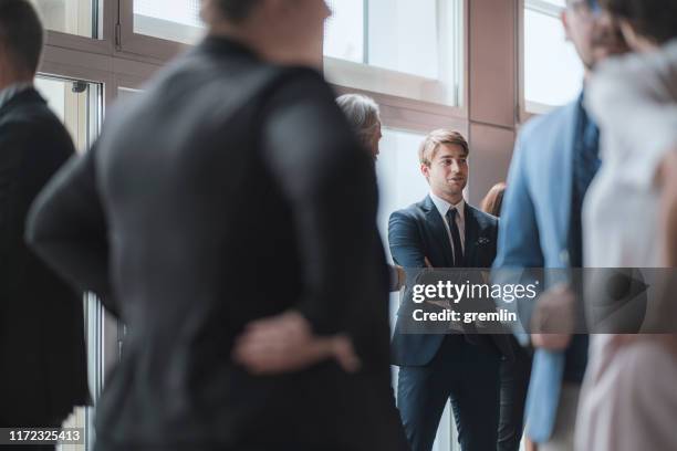 empresarios hablando en la oficina - pandilla fotografías e imágenes de stock