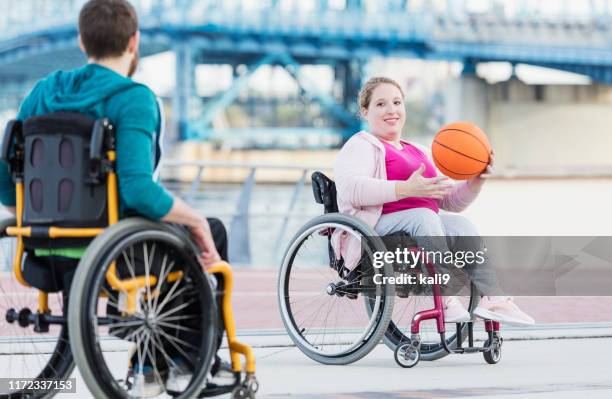 paar im rollstuhl spielen basketball - of deformed people stock-fotos und bilder