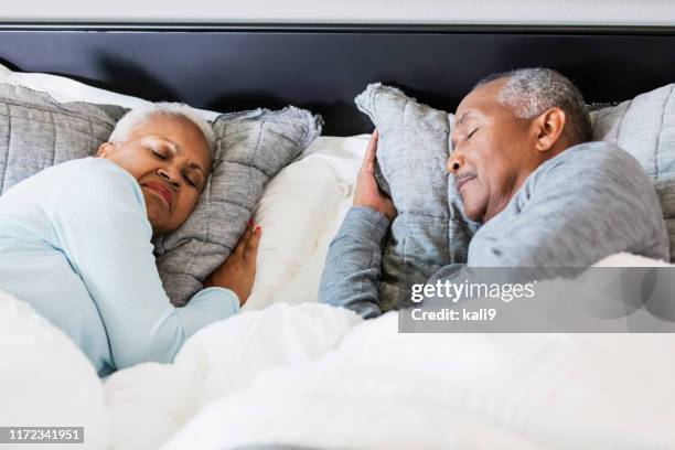 sono sênior dos pares do african-american - black man sleeping in bed - fotografias e filmes do acervo