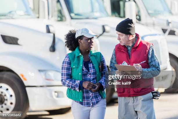 vrachtwagenchauffeurs met vloot van semi-vrachtwagens - fleet stockfoto's en -beelden