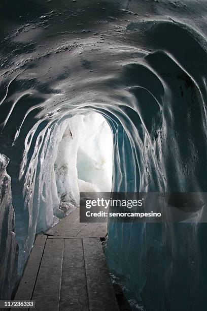 ice-höhle - grotte stock-fotos und bilder