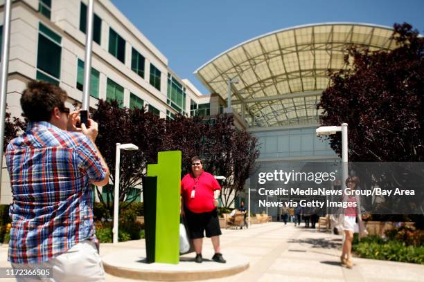 Apple Infinite Loop Photos and Premium High Res Pictures - Getty Images