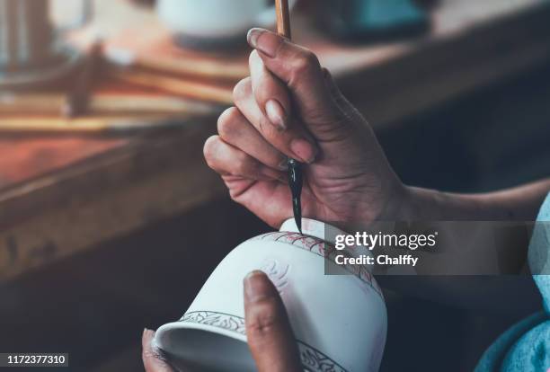 decoración de una taza de porcelana en una fábrica - porcelana china fotografías e imágenes de stock