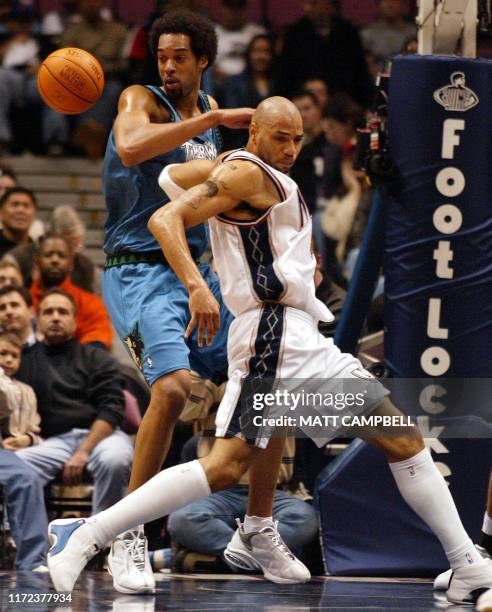 Minnesota Timberwolves' Loren Woods and New Jersey Nets' Kenyon Martin battle for control of the ball in the first half of NBA action 04 November,...