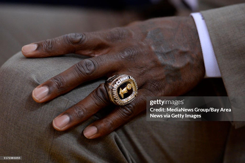 was Ideaal heel veel Shaquille O'Neal wears his NBA Championship ring from 2006 when he... News  Photo - Getty Images