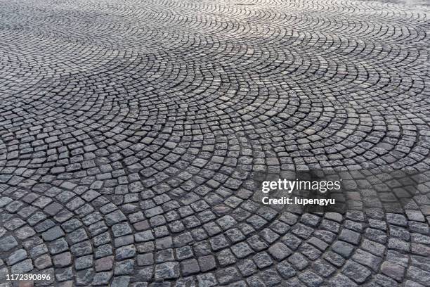 stone roadway - pavement photos et images de collection