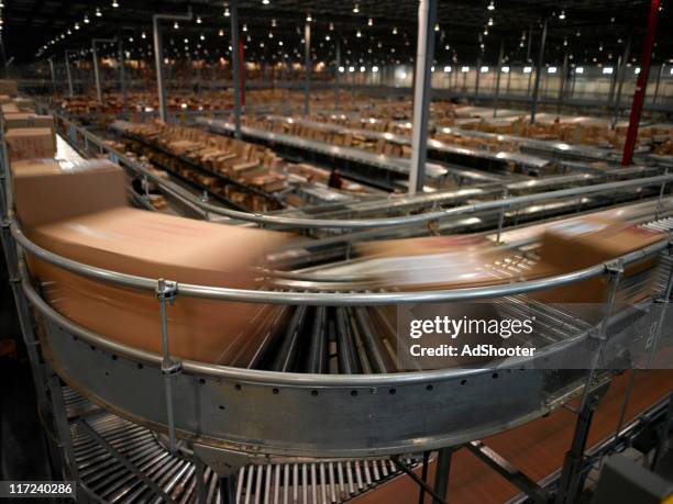 conveyor system - distribution warehouse stockfoto's en -beelden