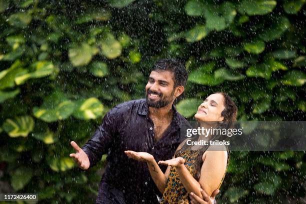 couples romantiques appréciant la pluie - enjoy monsoon photos et images de collection