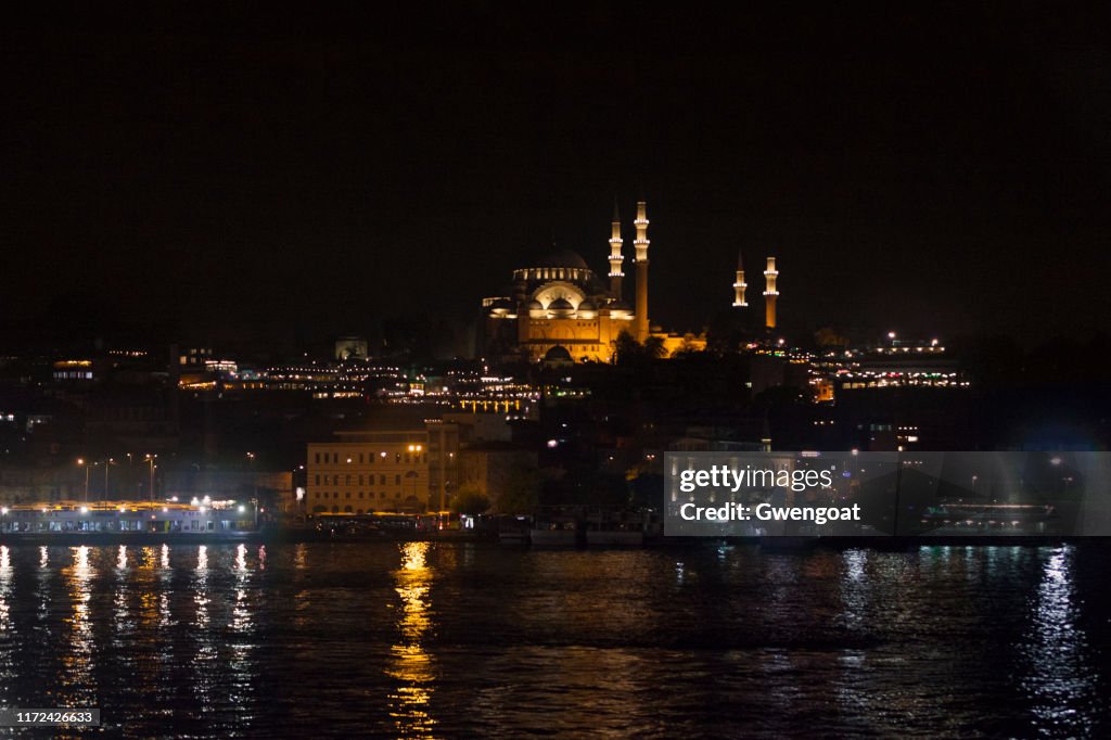 Mezquita de Suleymaniye por la noche en Estambul