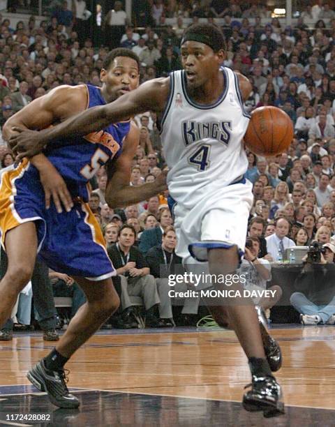 Chris Weber of the Sacramento Kings goes to the basket past Robert Horry of the Los Angeles Lakers during the first quarter of game two of the NBA...