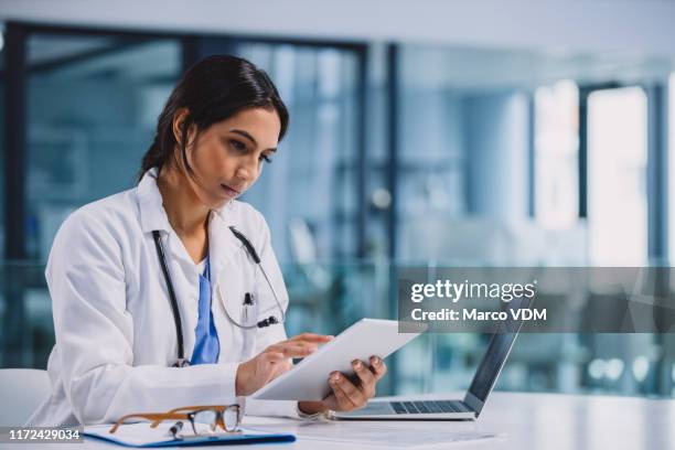 gestión de sus tareas médicas diarias - using digital tablet fotografías e imágenes de stock