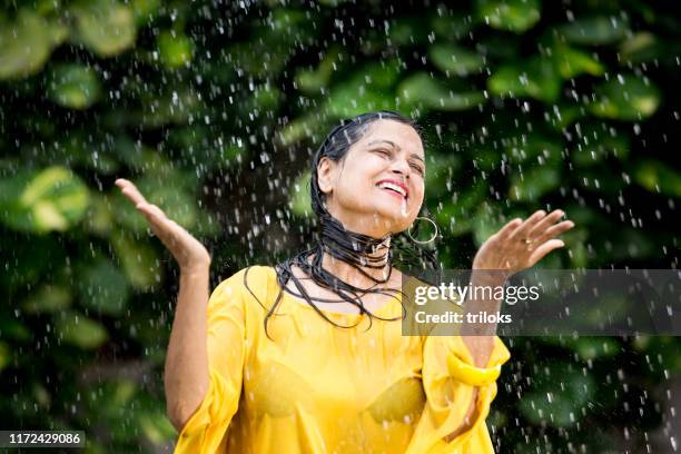 femme indien appréciant la pluie - enjoy monsoon photos et images de collection