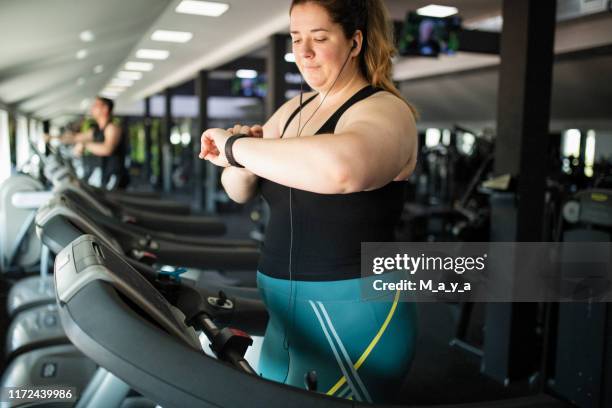 übergewichtige frauen im fitnessstudio - abnehmen stock-fotos und bilder