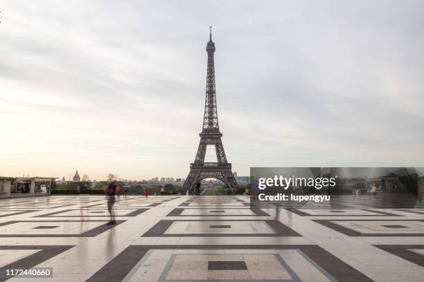low angle view of eiffel tower from trocadero - quartier du trocadero stock pictures, royalty-free photos & images