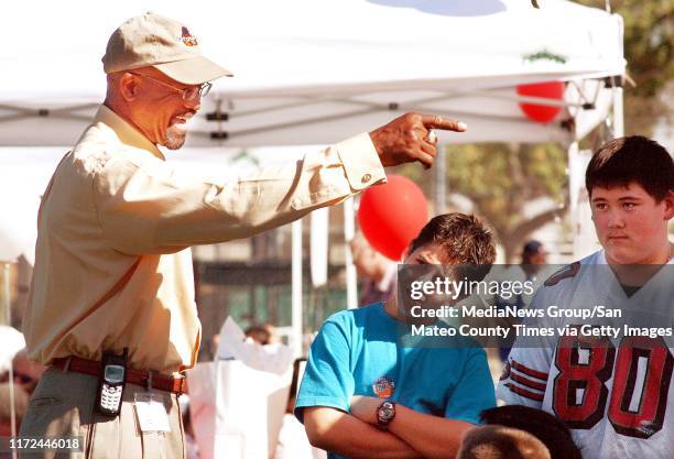 Ron lewis/staff 10.29.03 san mateo county times&#13;&#13;Former San Francisco 49ers linebacker Willie Harper speaks to Ralston School students about...