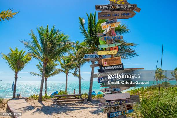 turks-en caicoseilanden, providenciales-long bay beach - providenciales stockfoto's en -beelden