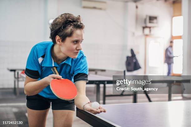 vrouw het beoefenen van tafeltennis - women's table tennis stockfoto's en -beelden