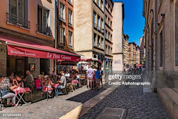 french sidewalk cafes in lyon - laying table restaurant stock pictures, royalty-free photos & images