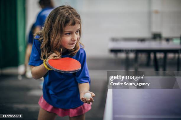 meisje oefent tafeltennis - tafeltennis stockfoto's en -beelden