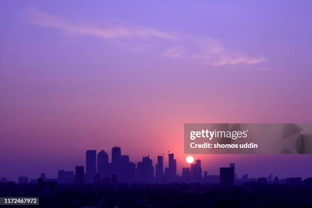 london canary wharf skyline at sunrise - london sunrise stock pictures, royalty-free photos & images