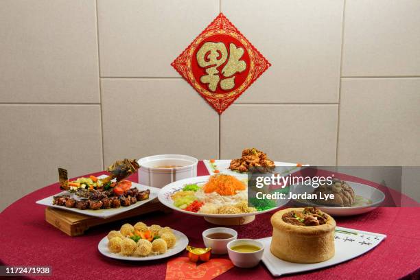 chinese new year reunion dinner - chinese new year food photos et images de collection