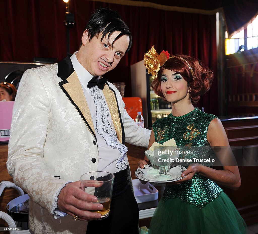 Caesars Palace Welcomes The Gazillonaire And The Cast Of Absinthe Into The Roman Family