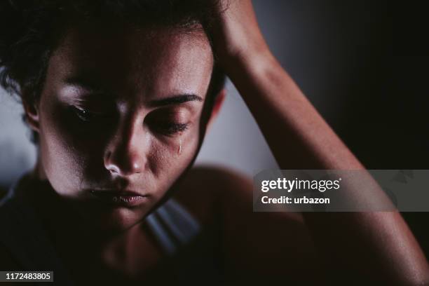 depressieve hulpeloze vrouw die alleen zit - drug rehab stockfoto's en -beelden