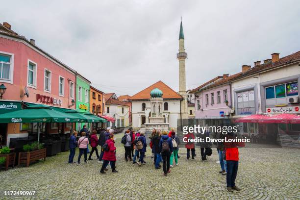 toeristen op het oude deel van het vrijheidsplein in tuzla, bosnië en hercegovina - bosnia stockfoto's en -beelden