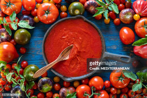 salsa de tomate frito con tomates sobre madera - salsa fotografías e imágenes de stock
